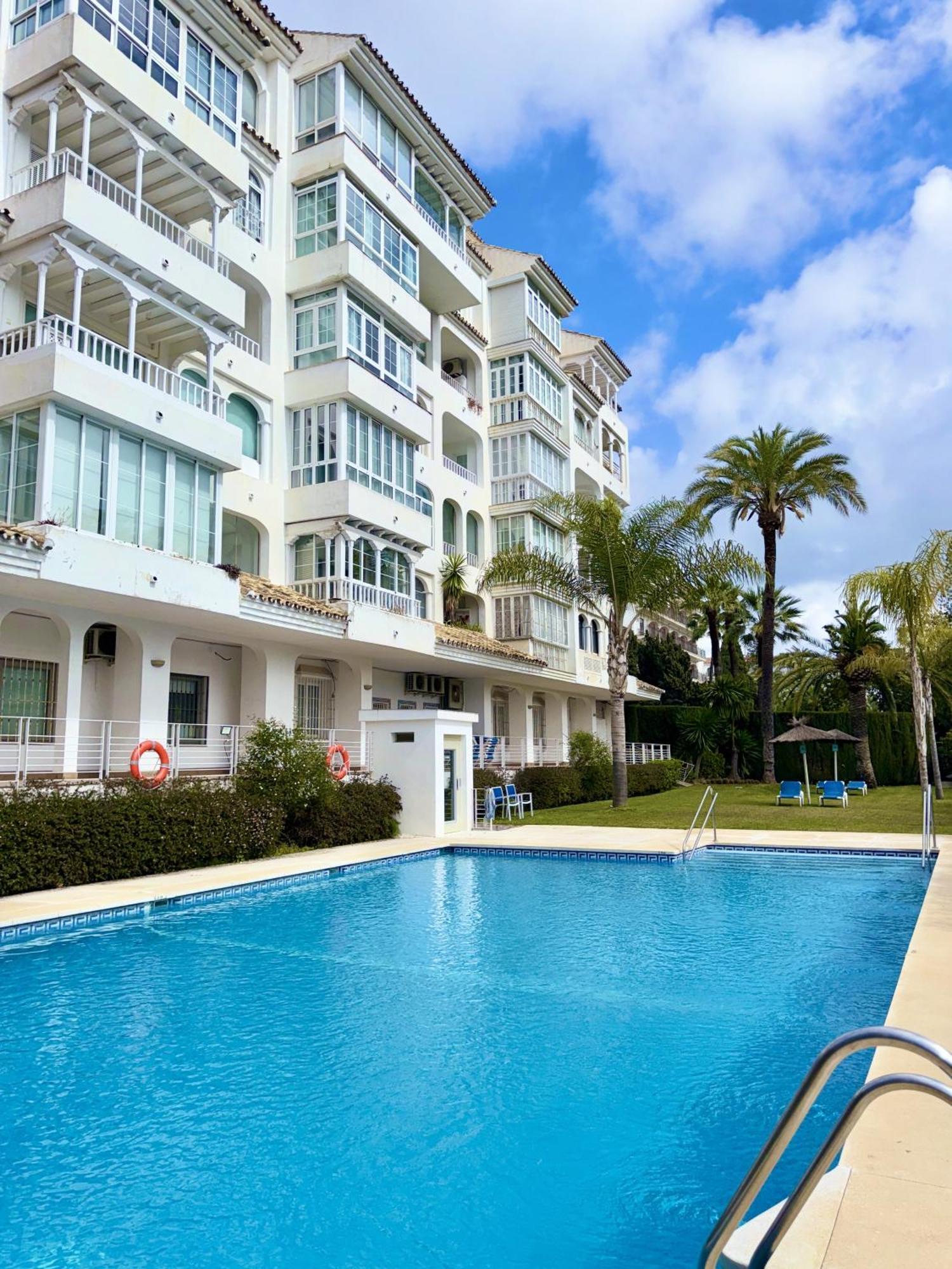 En Puerto Banus Jardines Tropicales1