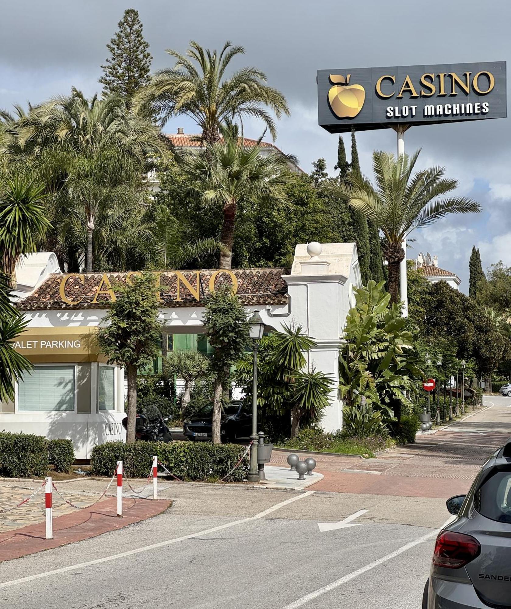 En Puerto Banus Jardines Tropicales1 * Marbella